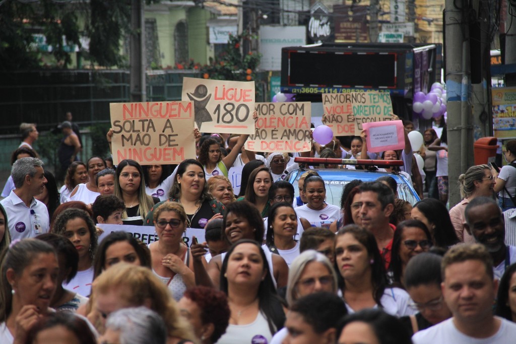 Centenas de pessoas fazem ato no Rio de Janeiro em defesa de